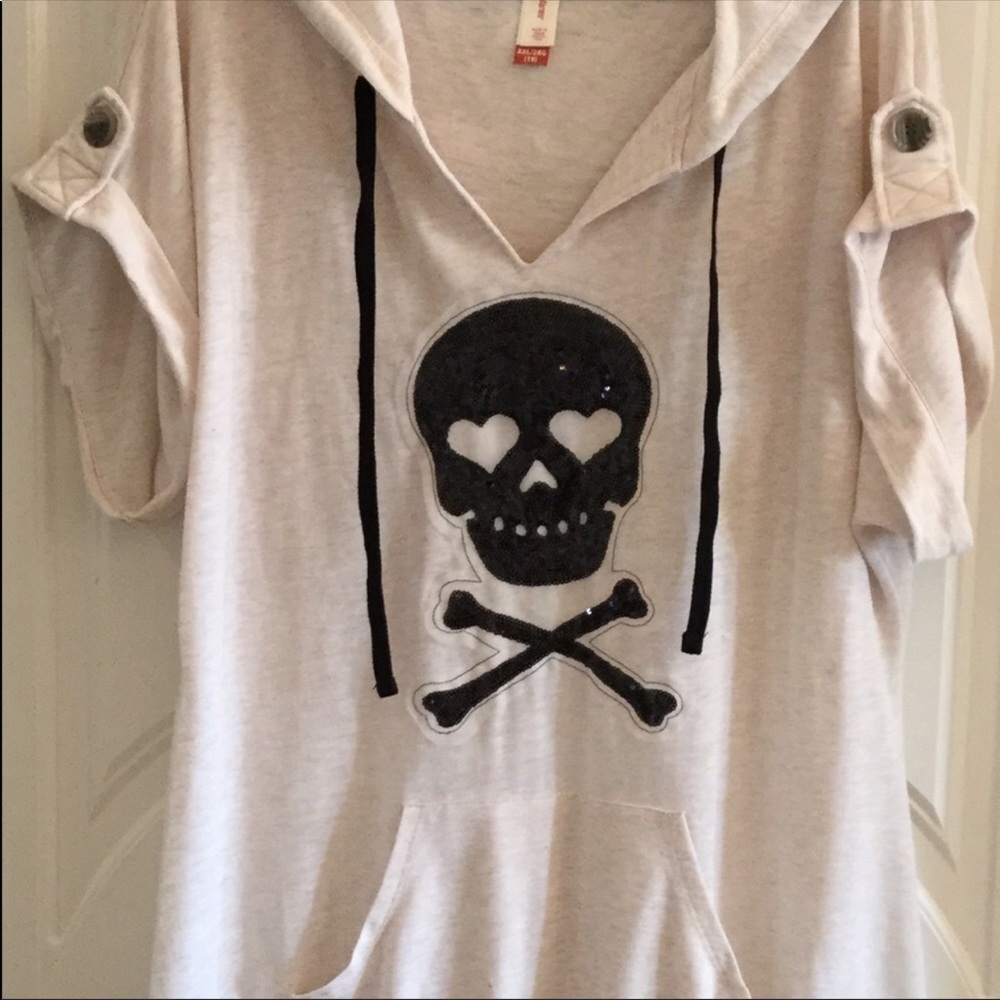 Short sleeve hoodie top blk sequin skull and bones